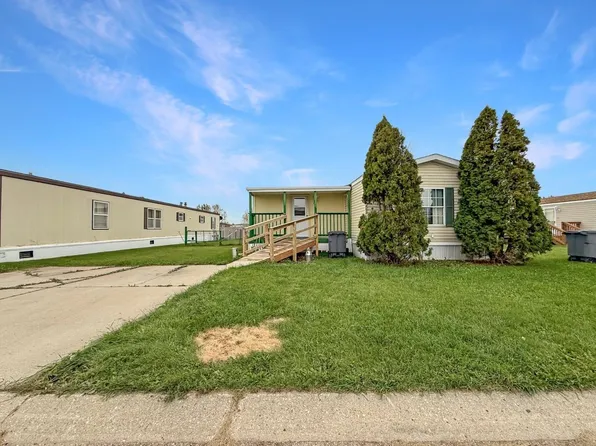 1202 Coolidge Ave, Minot, ND 58701