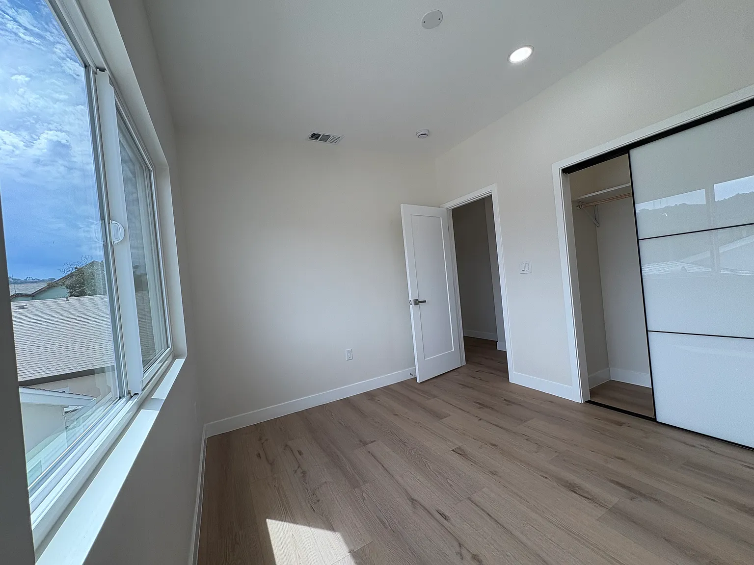 3 bed, 1200 sqft, $3,500 — Photo 4