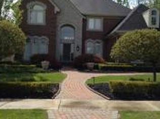 7484 Holborn Trl, West Bloomfield, MI 48322