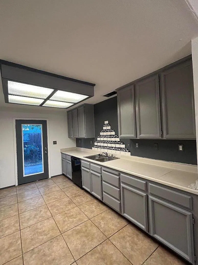 3 bed, 1396 sqft, $2,300 — Photo 3