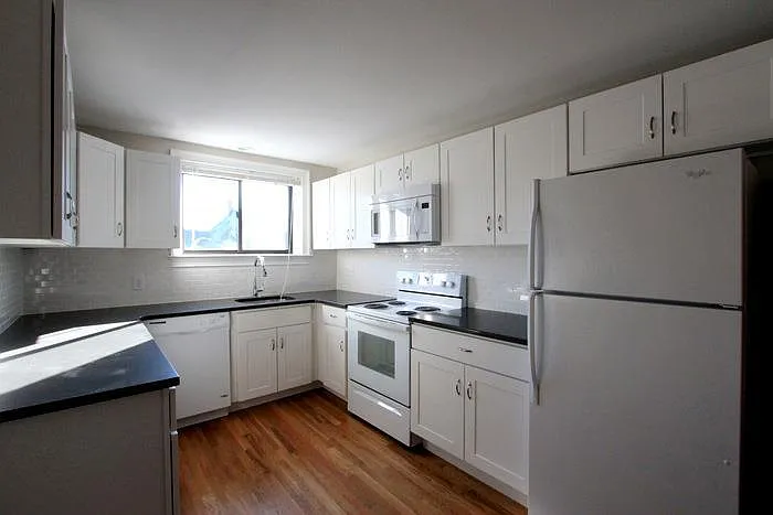 3 bed, 1123 sqft, $3,500 — Photo 2