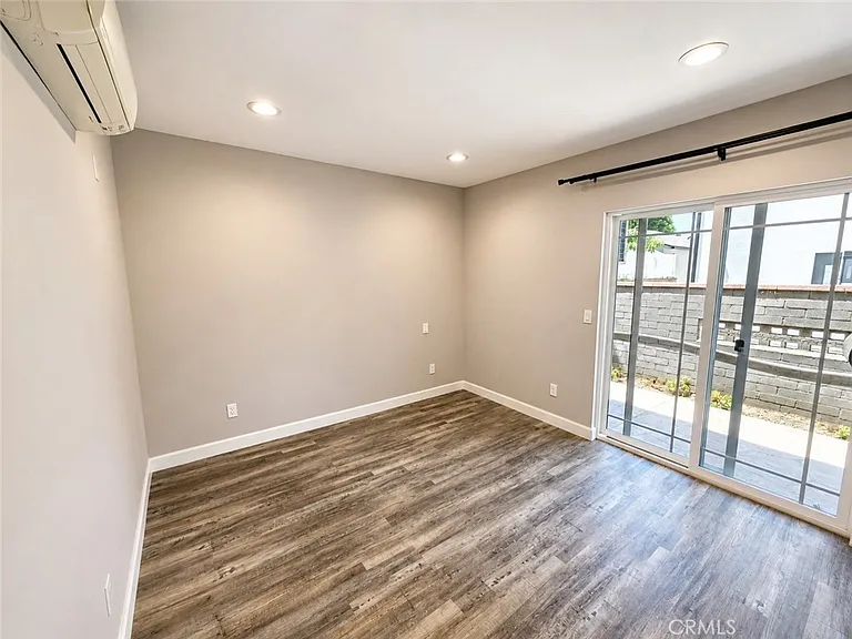 7645 Amestoy Ave — Photo 8