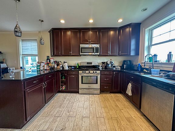 4th image of 77 Faywood Ave