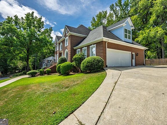 3rd image of 216 Hunters Hill Ct