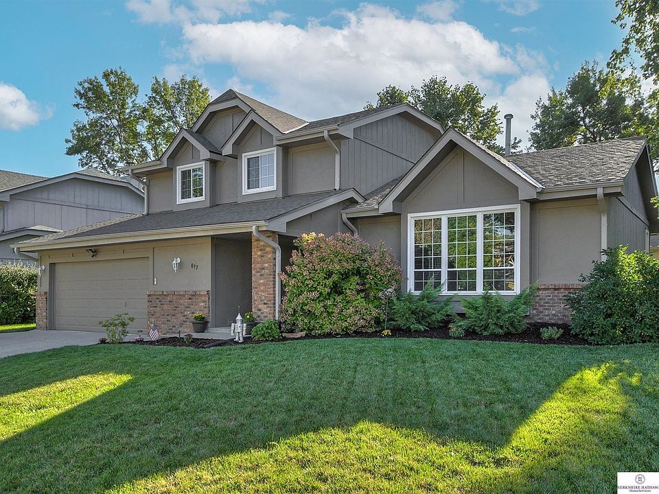1st image of 617 N 152nd Cir