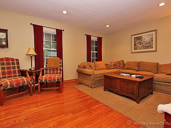 2nd image of 3241 Chateau Dr