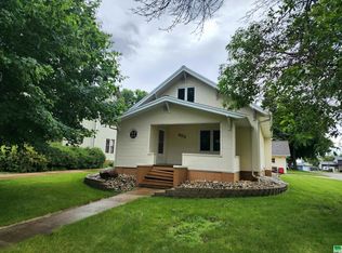 602 1st St, Hull, IA 51239