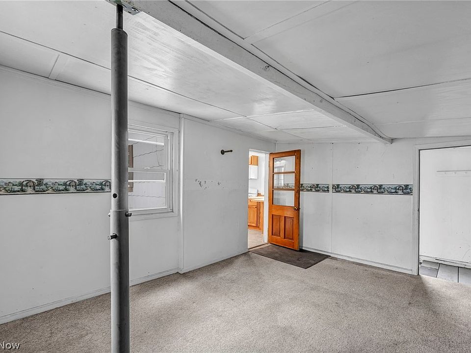 37th image of 262 E Walnut St