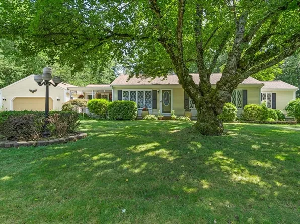 28 Lawrence Rd, Halifax, MA 02338