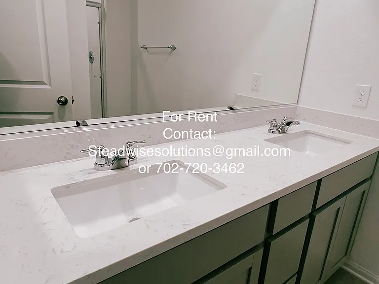 Double sinks in owner's bathroom