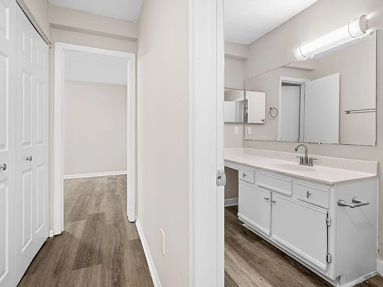 Castle Creek Apartments: Welcome Home to Comfort and Premier Living in Decatur, GA — Photo 45