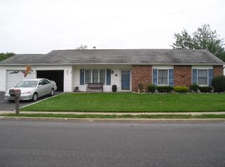 16 Summerwood Rd, Holbrook, NY 11741