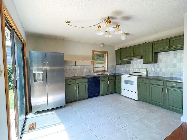 10 Miami Cir — Photo 2