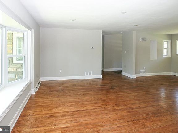 4th image of 102 Parkway Ave