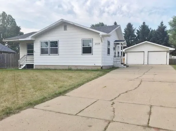 2505 NW Crescent Dr, Minot, ND 58703