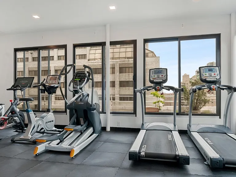 305 2nd Ave #Penthouse 1001 — Photo 18