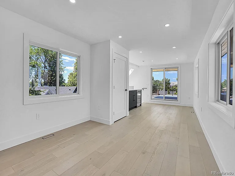 300 S Franklin St — Photo 34