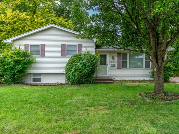 4048 18th St, Bettendorf, IA 52722