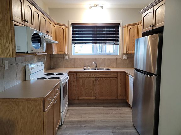 2nd image of 135 Redwood Blvd #B
