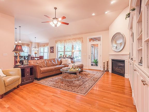 4th image of 700 Keeneland Green Dr