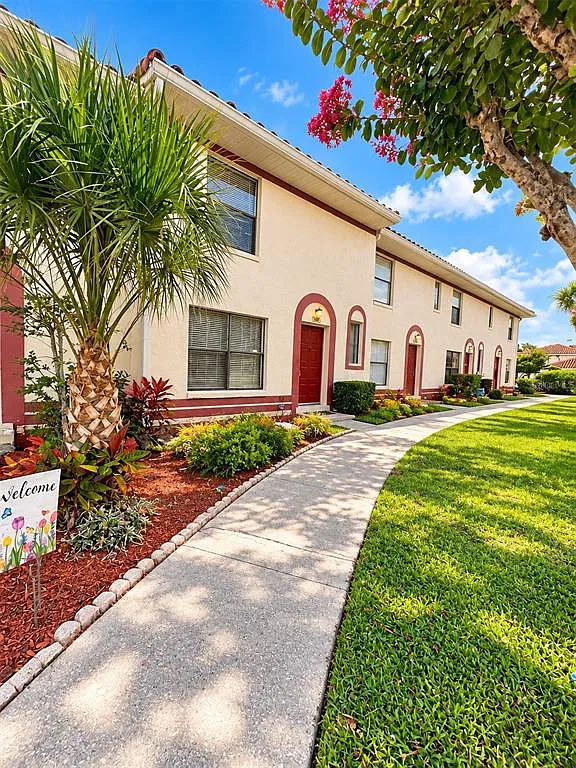 3 bed, 2.5 bath, 1307 sqft, $1,690 — Photo 2