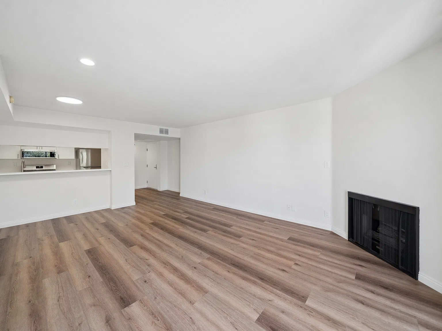 870 Crenshaw — Photo 3