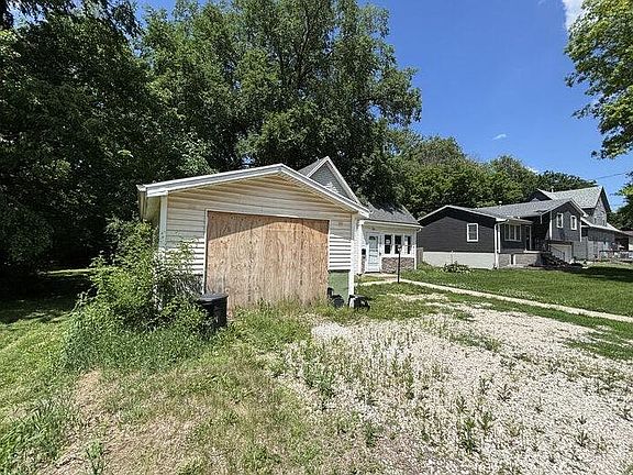 3rd image of 1726 Main St