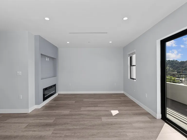 10032 Commerce Ave #4 — Photo 13