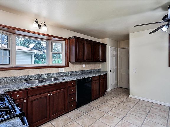 5th image of 2375 Palm Dr