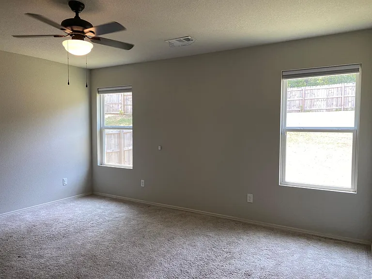 2409 Windy Ln — Photo 10