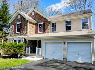 2113 Dorset Ct, Bushkill, PA 18324