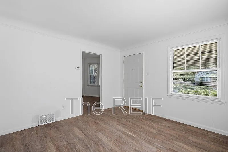2 bed, 1.0 bath, 840 sqft, $1,300 — Photo 3