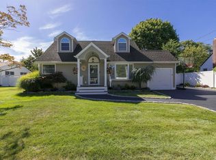 364 2nd Ave, Bayport, NY 11705