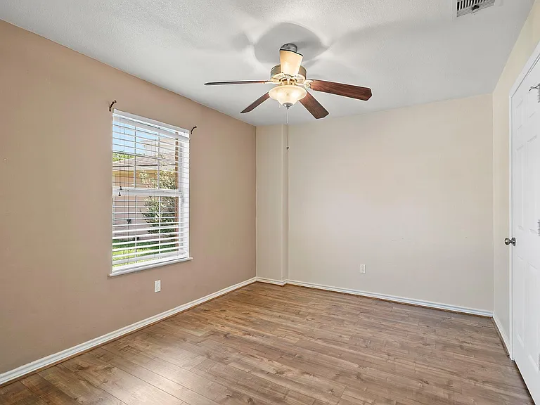 1631 Quail Run — Photo 7