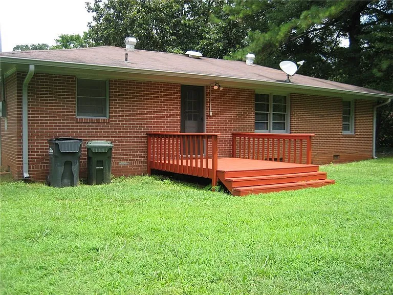 890 Brackett Rd — Photo 2
