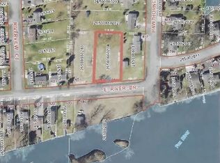 661 E River Dr, Omro, WI 54963