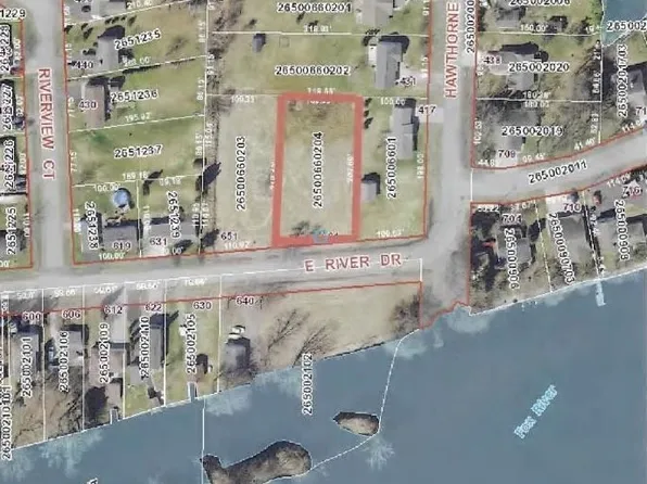 661 E River Dr, Omro, WI 54963