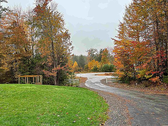 3rd image of 35 Daylily Lane