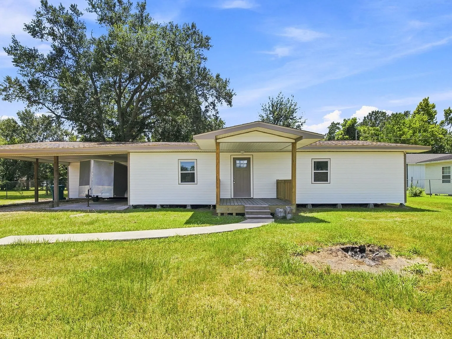 3 bed, 2.0 bath, 1705 sqft, $2,300 — Photo 2