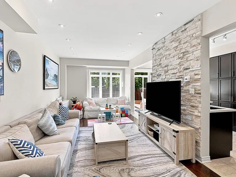 1050 Ryckman Cmn — Photo 5