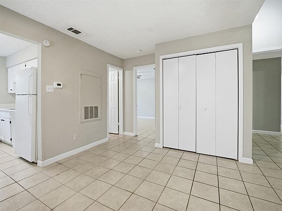 3rd image of 2009 W Loop APT D