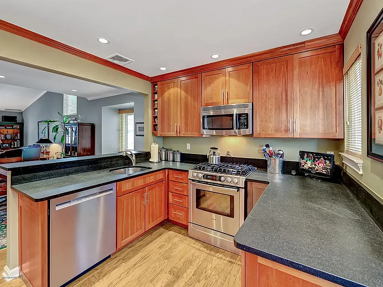 13 Helene Ct — Photo 4