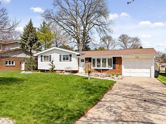 3rd image of 4086 Roseland Dr W