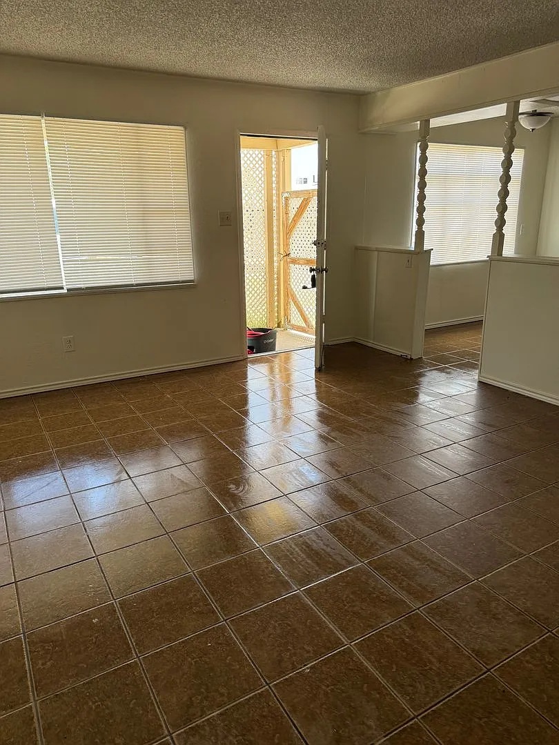 6plex Church 1206 — Photo 3