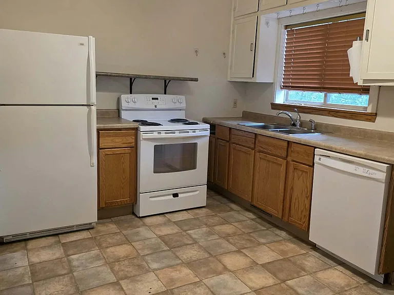 218 W Kemp Ave — Photo 2