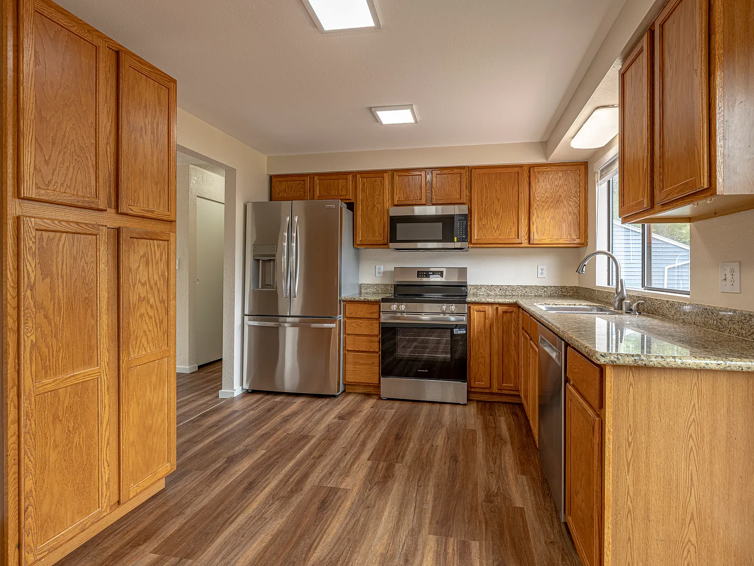 3 bed, 2.5 bath, 1520 sqft, $3,395 — Photo 4