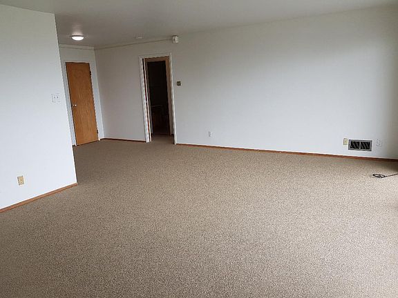 4th image of 26 Crestline Dr