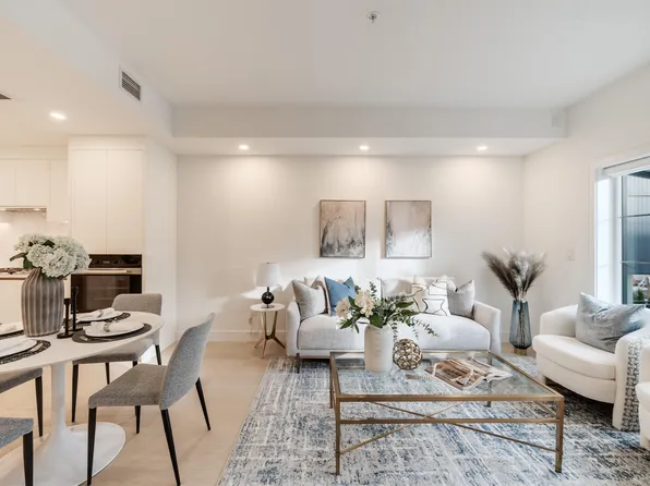 918 W 32nd St #208, Vancouver, BC V5Z 2K2