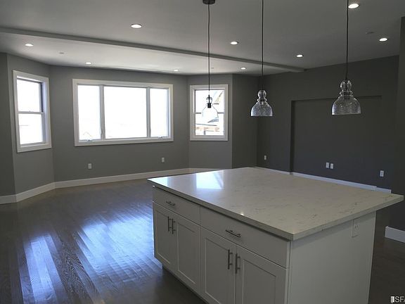 5th image of 323 Peoria St