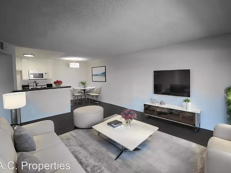 11760 Hamlin St — Photo 3